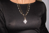 Wisiorek z perełkami i topazami