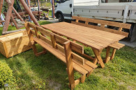 Nowy zestaw ogrodowy stół i dwie ławki.