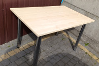 Stół z metalowymi nogami