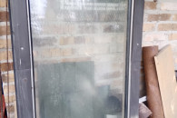 okno dachowe brązowe i białe ścienne