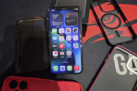 Telefon Apple IPhone 11 Pro z 4 etui, kabelek
