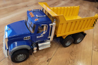 Bruder 02815 Wywrotka MACK dla dziecka