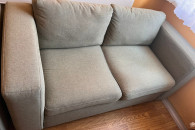 Sofa dwuosobowa i dwa fotele oraz krzesła