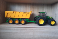Ciągnik John Deere z przyczepą