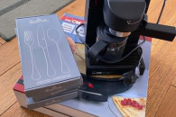 Ekspres do kawy, sztućce, urządzenie do wyrobu